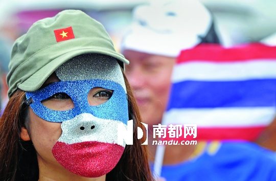 4日，一名泰國反政府人士頭戴面具在首都曼谷參加集會。