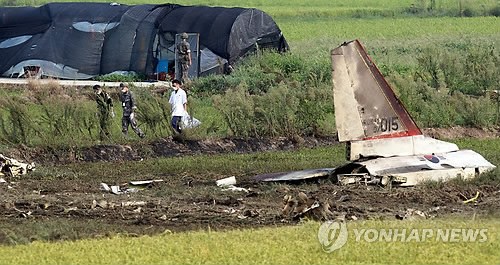 當(dāng)?shù)貢r間28日下午2時8分許，韓國一架空軍教練機T-50在全羅南道光州市西區(qū)細荷洞農(nóng)田墜毀。