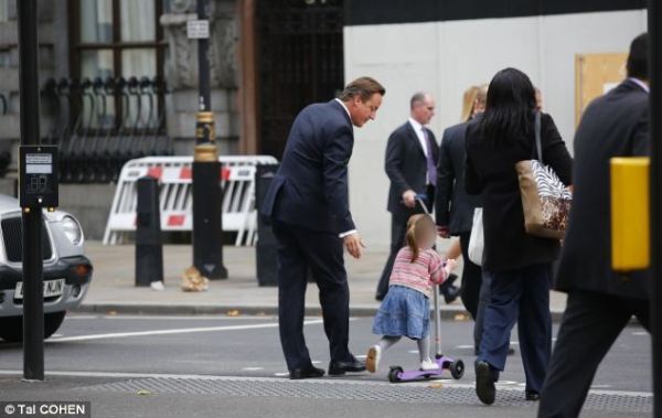 英國首相卡梅倫步行送女兒上幼兒園。
