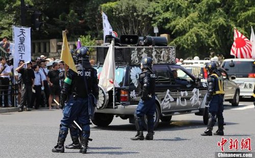 現(xiàn)場10多名日本警察身穿防暴制服，嚴(yán)防右翼份子鬧事。