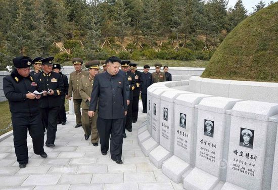 原文配圖：金正恩前往烈士墓拜祭。