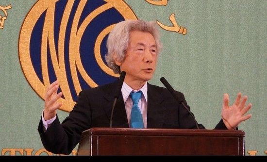 日本前首相小泉純一郎11月12日發(fā)表演說，支持安倍晉三對中國強(qiáng)硬，并鼓動其參拜靖國神社。