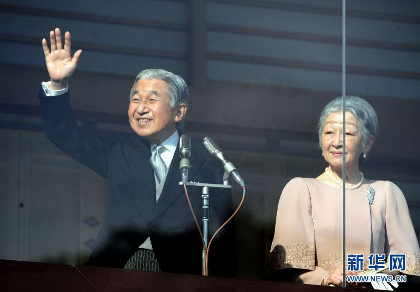 當(dāng)?shù)貢r間12月23日，在位于日本東京的皇宮，日本明仁天皇向民眾致意。