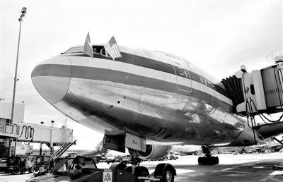2011年4月5日，美國航空公司為洛杉磯至上海首條直飛航線的開通舉行剪彩儀式。目前，美國航空、美國聯(lián)合航空和達(dá)美航空已經(jīng)向中國提交了飛行計(jì)劃。