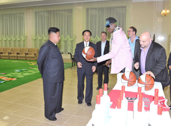 近日，朝鮮最高領(lǐng)導(dǎo)人金正恩已在平壤再次會(huì)見并宴請(qǐng)了正在朝鮮訪問(wèn)的前美國(guó)全國(guó)籃球協(xié)會(huì)(NBA)球星羅德