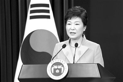 1月6日，韓國(guó)總統(tǒng)樸槿惠在首爾總統(tǒng)府青瓦臺(tái)舉行的新年記者會(huì)上發(fā)言。新華社發(fā)