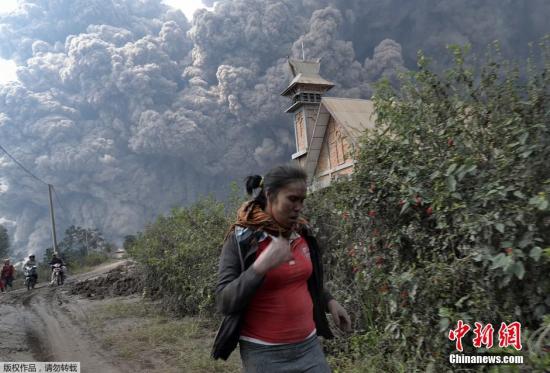 當(dāng)?shù)貢r(shí)間2月1日，印尼錫納朋火山持續(xù)噴發(fā)。
