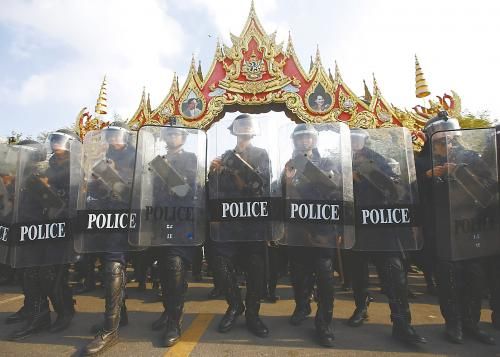 14日在泰國曼谷，政府出動(dòng)數(shù)千名防暴警察，以奪回政府大樓和其他 泰數(shù)千防暴警察和平清場 被示威者占領(lǐng)的區(qū)域。