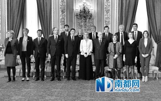 2月22日，在意大利羅馬總統(tǒng)府，新任總理馬泰奧·倫齊(前左五)與總統(tǒng)納波利塔諾(前右四)及新內(nèi)閣成員