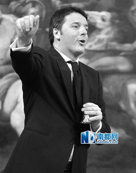 2月22日，在意大利羅馬總理府，新任總理馬泰奧·倫齊搖鈴象征正式行使總理權(quán)力。