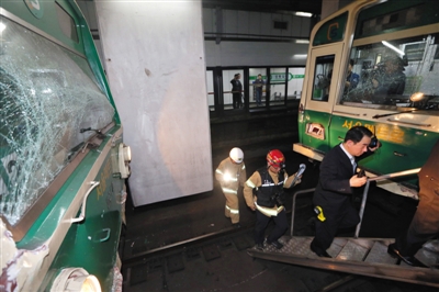 5月2日，韓國首爾，首爾2號線地鐵去往蠶室方向的一趟列車在上往十里站撞上了一趟?？吭谡緝?nèi)的列車。