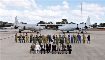 4月29日，參與搜尋馬航失聯(lián)客機(jī)的多國軍人和軍機(jī)在珀斯皮爾斯空軍基地合影。5月1日，馬航宣布搜尋進(jìn)入新階段，重點(diǎn)將借助不同技術(shù)擴(kuò)大海底搜尋。