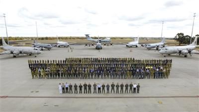 4月29日，澳大利亞珀斯，馬航MH370空中搜索正式結(jié)束，參與搜索的多國部隊(duì)在離開前留影紀(jì)念。