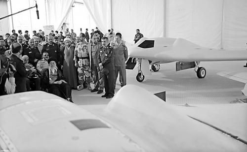 　哈梅內(nèi)伊（中）11日參觀伊朗版RQ-170無(wú)人機(jī)。