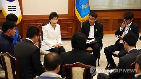 16日下午，樸槿惠接見(jiàn)“世越”號(hào)客輪遇難者家屬，并在家屬面前親自道歉。（韓聯(lián)社）