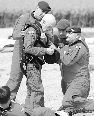 89歲的赫頓再次于70年前同一地點參加雙人跳傘。
