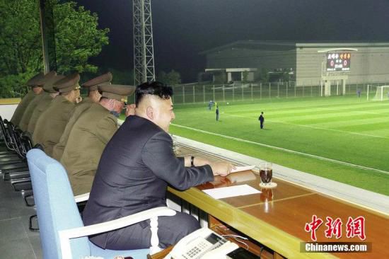 資料圖:今年5月,金正恩觀看體育賽事。