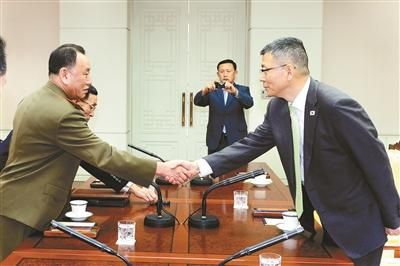 10月15日，韓國國防部國防政策室室長柳濟(jì)升和朝鮮人民武裝力量部偵查總局局長金英哲分別率團(tuán)出席板門店