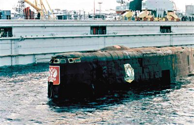 2001年，與失火核潛艇屬于同一級的“庫爾斯克”核潛艇時隔14個月被打撈出海。