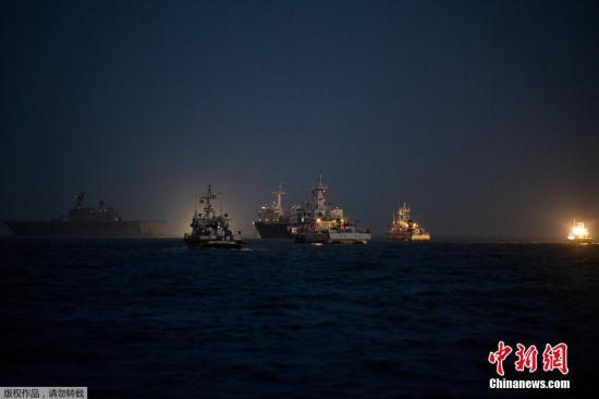 當(dāng)?shù)貢r間2014年4月24日，搜救人員在全羅南道珍島郡海域24小時不分晝夜的搜尋沉船事故失蹤者。