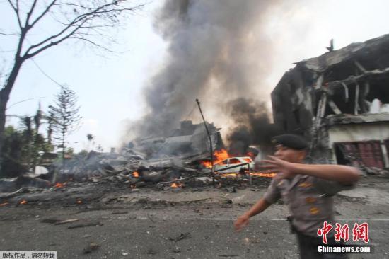 當?shù)貢r間6月30日，印尼棉蘭，印尼一架軍用運輸機起飛不久后在居民區(qū)墜毀，機體爆炸燃成火球。