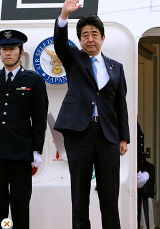 安倍在機場告別，面色凝重