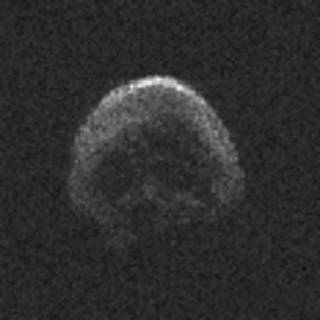 這顆彗星外形酷似骷髏頭，表面甚至可分出眼鼻。