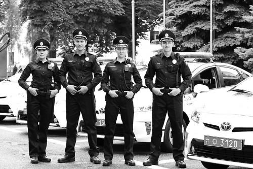 烏克蘭新警察在警車旁帥氣亮相。