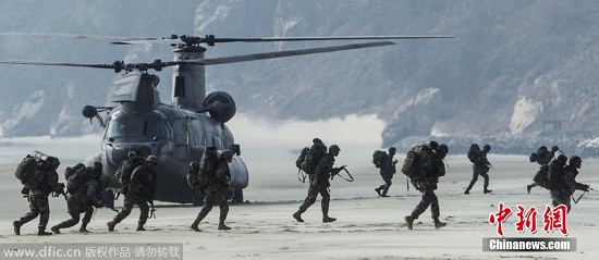 資料圖：當(dāng)?shù)貢r間2014年11月10日，韓國海陸空三軍啟動了“2014護國演習(xí)”。