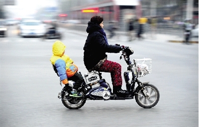 昨日下午，隴海西路桐柏路口，紅燈亮起的瞬間一輛電動車闖過路口。