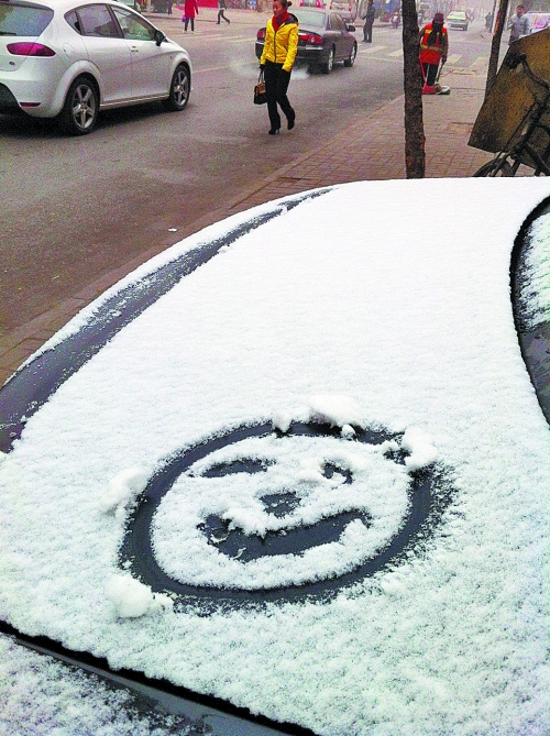 一月十五日上午，有汽車披著一身的雪裝，從經(jīng)開區(qū)回到市區(qū)。