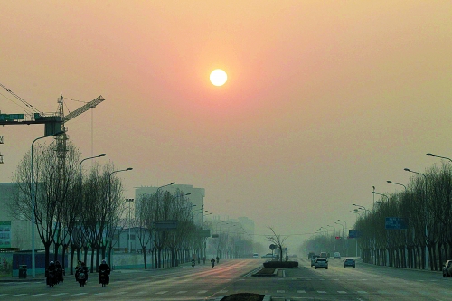 昨日天空放晴，雖然天還不是那么藍(lán)，但也給大家?guī)砗眯那椤? complete=