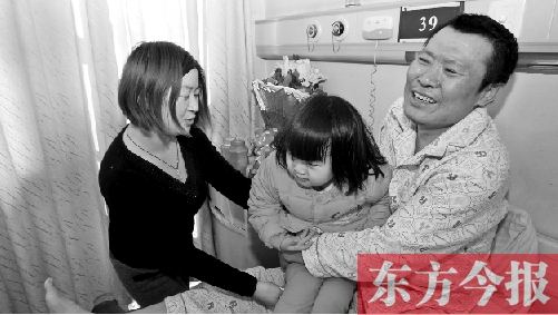 李剛患骨肉瘤急需手術(shù)，最放心不下的就是他的妻子、女兒