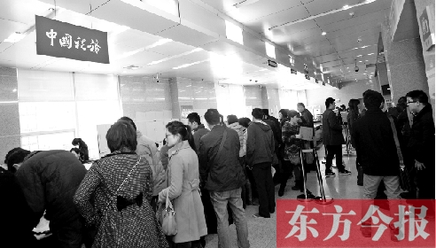 　昨天，在鄭州市房管局辦稅柜臺(tái)，迎來(lái)絡(luò)繹不絕辦理業(yè)務(wù)的市民