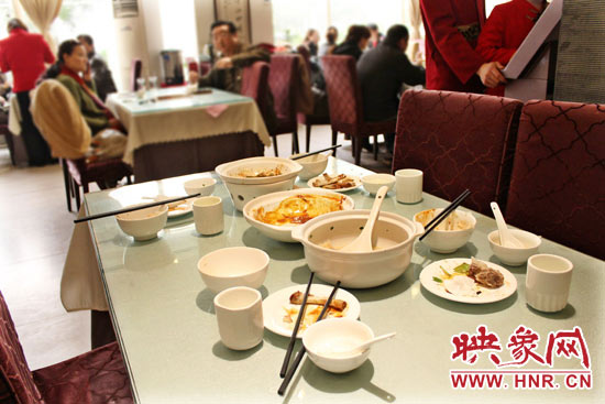3月22日，阿五美食英協(xié)路店幾位顧客用完餐后，盤子里的食物所剩無幾。