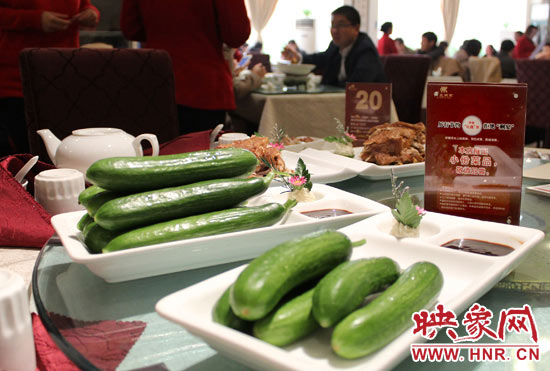 3月22日，阿五美食英協(xié)路店的服務員為我們展示大份菜品和小份菜品