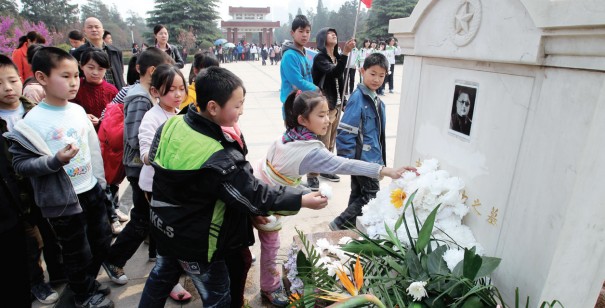 昨天上午，來鄭州市烈士陵園祭掃的小學(xué)生將百花擺放在吉鴻昌烈士墓前