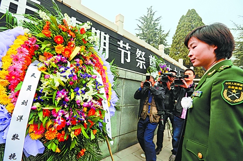 　　4月4日,我國(guó)首位女航天員劉洋來(lái)到林州市烈士陵園。在烈士紀(jì)念碑前,劉洋和眾人一起列隊(duì)肅立默哀致敬