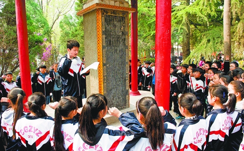 　　4月3日,宜陽(yáng)縣1000余名師生通過(guò)獻(xiàn)花、宣誓、掃墓、讀祭文等形式緬懷革命先烈。 田義偉 攝