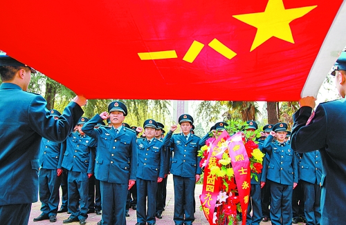 　　“我宣誓:保衛(wèi)祖國(guó)藍(lán)天不受侵犯!”4月3日,濟(jì)空某部的官兵來(lái)到內(nèi)鄉(xiāng)縣烈士陵園掃墓,通過(guò)敬獻(xiàn)花籃、