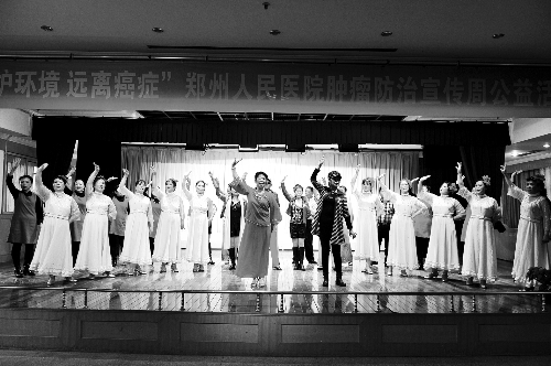 昨日，鄭州人民醫(yī)院舉辦了一臺特殊的晚會，表演的和看表演的大都是癌癥患者 河南商報記者 王春勝/攝　