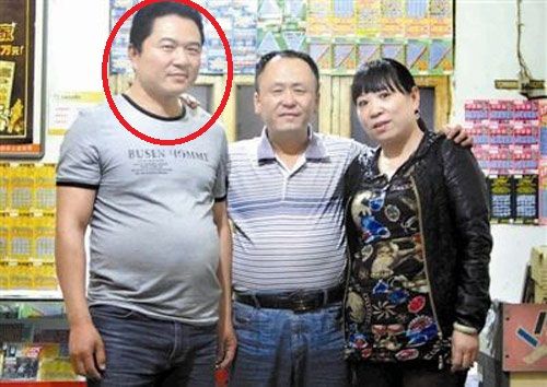 中獎?wù)呲w應光(左 腦袋畫了紅圈圈那位大哥)和彩票投注站老板張老二(中)及張老二的妻子合影