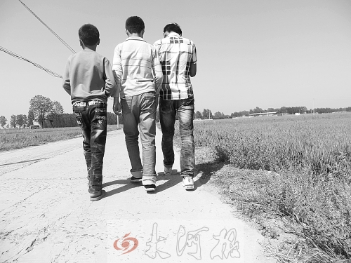 親眼目睹小伙伴在自己面前慘遭橫禍,三個孩子變得異常沉默。