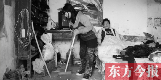 　寧陵縣趙村鄉(xiāng)大楊莊村，16歲的王香浦在打掃家里的衛(wèi)生，床上躺著她的爸爸　