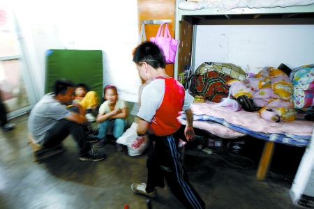 孩子們住在這里，沒有上學(xué)，大部分時(shí)間是練功，出去表演