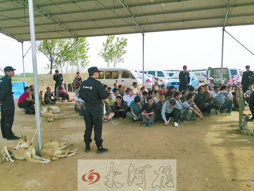 民警突襲賭場(chǎng)，64名涉案人員全部落網(wǎng)。