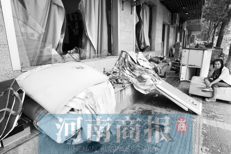 　多間臨街商鋪夜間被砸，店里的沙發(fā)、貨品等被搬到了戶外  侯建勛/攝