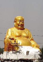 　4月25日，洛陽龍華歡樂園，網(wǎng)上引起熱議的“大背頭彌勒佛”。