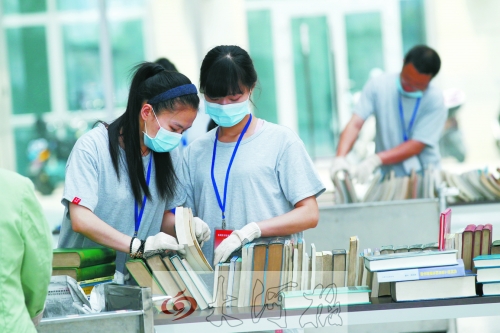 工作人員正在忙著整理書籍,逐一登記、歸類。