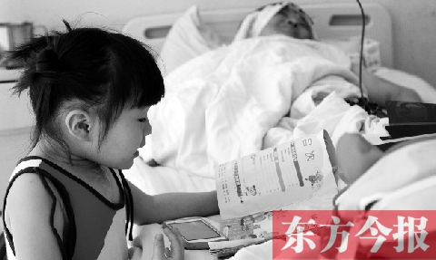　昨天上午，鄭州市骨科醫(yī)院病房內(nèi)，李剛躺在病床上，女兒嘟嘟在安靜地看書